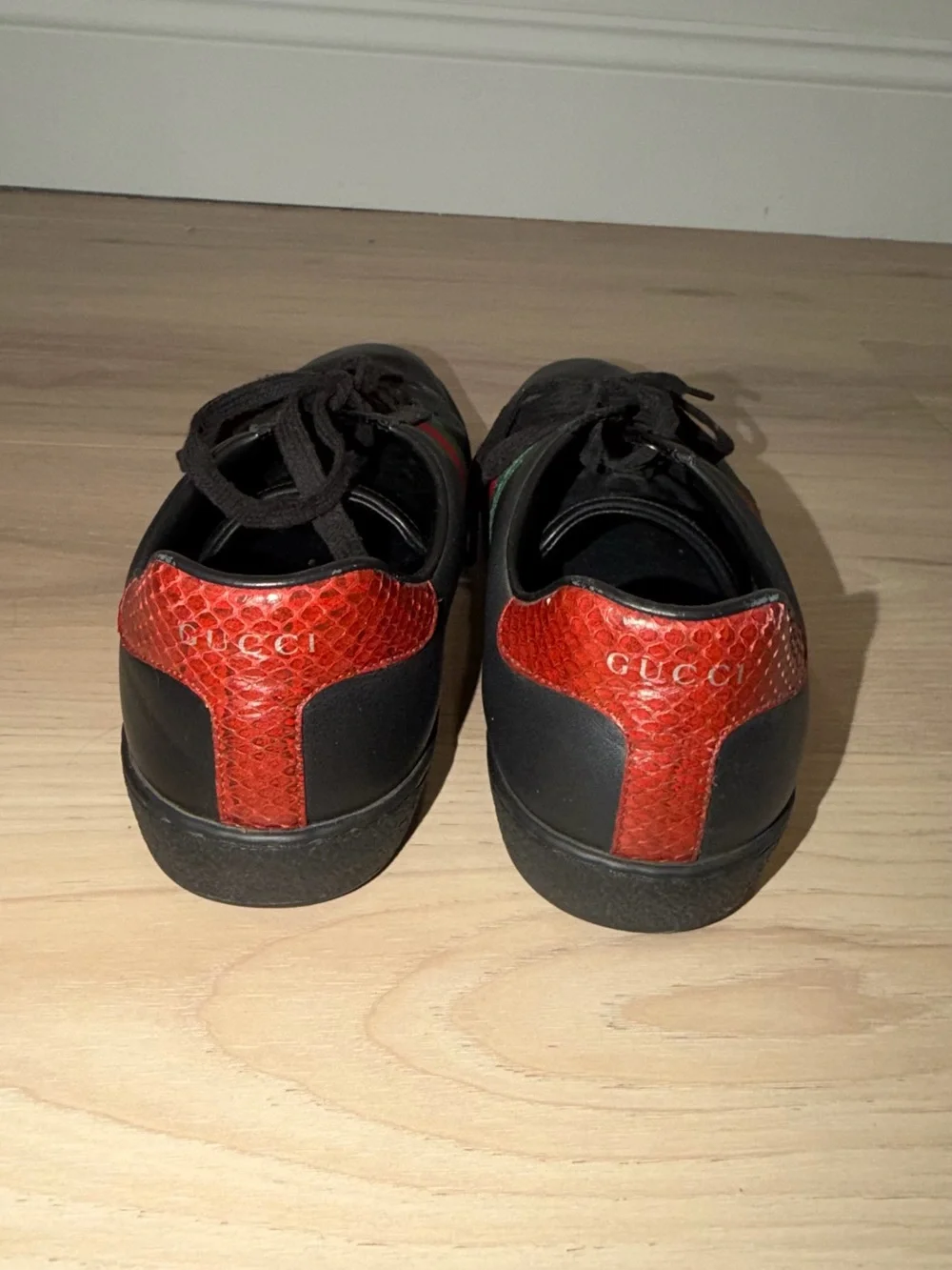 Gucci Black Leather Low-Top Sneakers with Red and Green Stripe